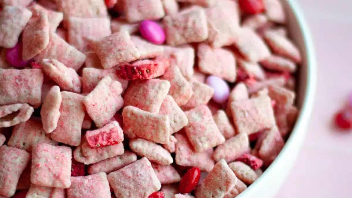 Valentine’s Puppy Chow (Valentine’s Muddy Buddies).