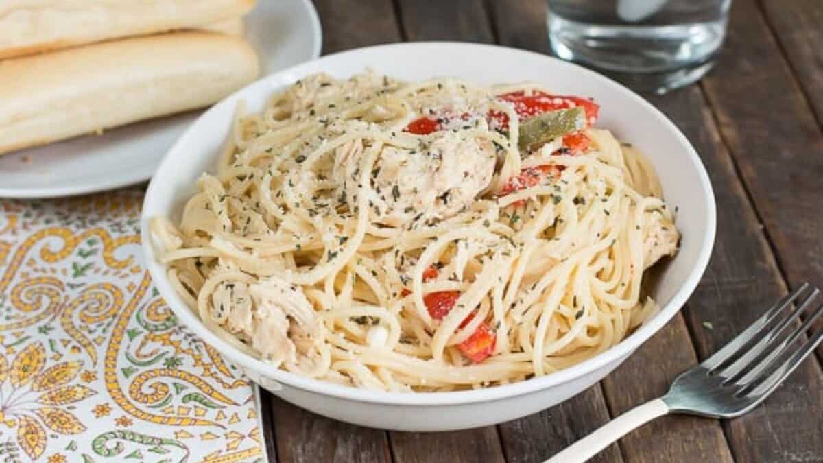Slow Cooker Italian Chicken Spaghetti (Olive Garden Chicken Scampi Copycat).