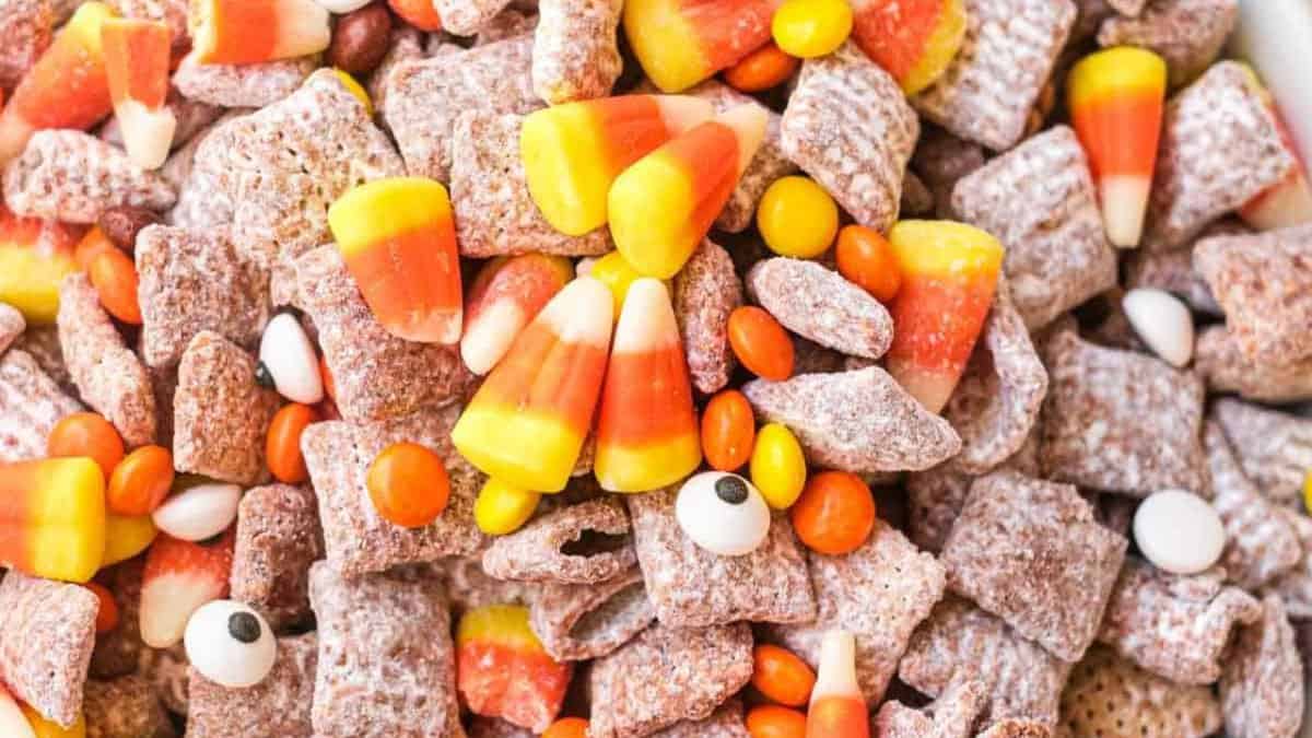 Halloween Puppy Chow – Halloween Muddy Buddy.