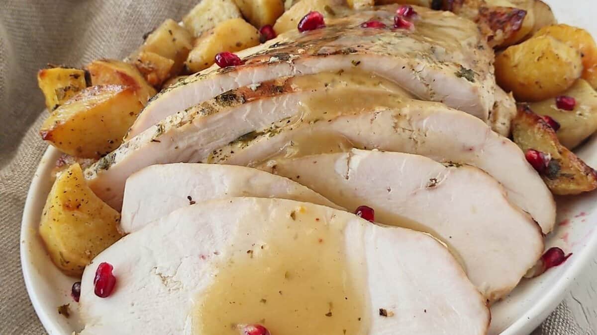 Turkey breast stewed with spices with crispy potatoes.