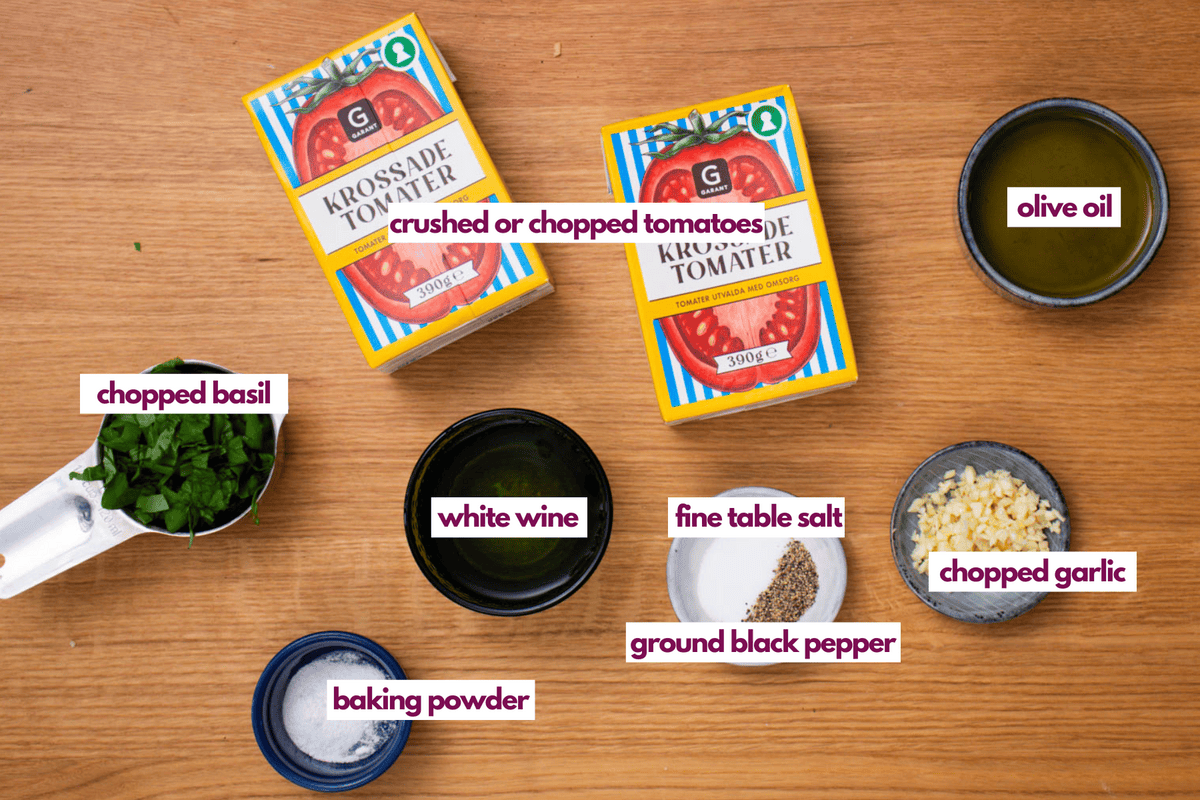 Ingredients needed to make an easy 15-minutes tomato sauce.